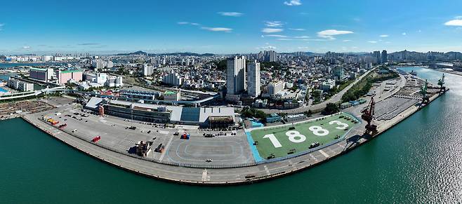 ▲ 인천내항 1·8부두 재개발 사업계획이 수립·고시되면서 18년 만에 사업이 본격화할 예정이다. 사진은 15일 중구 내항 1·8부두 전경. /이재민 기자 leejm@incheonilbo.com