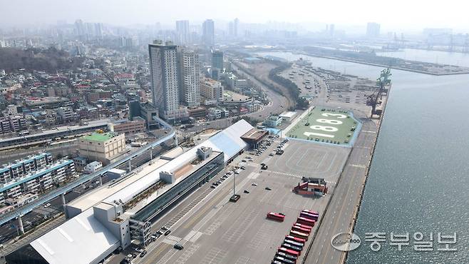 해양수산부가 재개발 사업계획을 고시하면서 항만 기능을 잃은 인천항 내항 1 8부두가 2028년까지 해양문화와 상업, 주거가 어우러진 복합공간으로 재탄 생해 중구 원도심 활성화를 이끌 것으로 기대되는 가운데 15일 인천시 중구 인천항 내항 1 8부두 전경. 정선식기자
