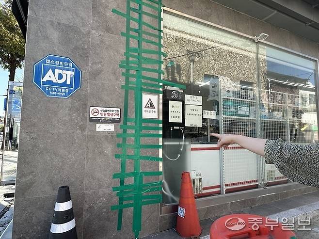 인천 동구 샛골로161번길 인근 가게 주인 A(60)씨가 하수도공사로 인해 입은 피해를 설명하고 있다. 사진=장수빈 기자