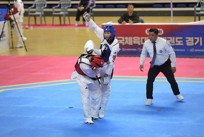 진호준(수원시청)이 15일 부산 강서체육공원 실내체육관에서 열린 제106회 전국체전 태권도 남일반부 68㎏급 결승경기서 이기범(한국가스공사·대구)에 발차기를 성공시키고 있다. 사진=경기도태권도협회