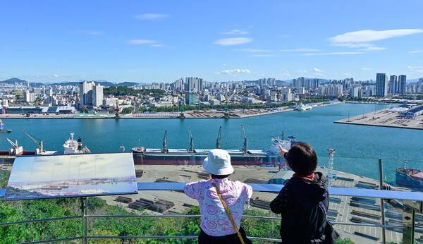 해양수산부가 인천항 내항 1·8부두 재개발사업 계획이 수립·고시됐다고 발표한 15일 중구 월미전망대를 찾은 시민들이 인천항 내항을 둘러보고 있다. 이진우 기자 ljw@kihoilbo.co.kr