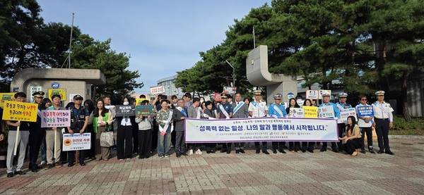 청양가정성통합상담센터는 지난달 22일 청양고등학교 정문에서 재학생들을 대상으로 가정폭력·성폭력 예방 캠페인을 진행했다.