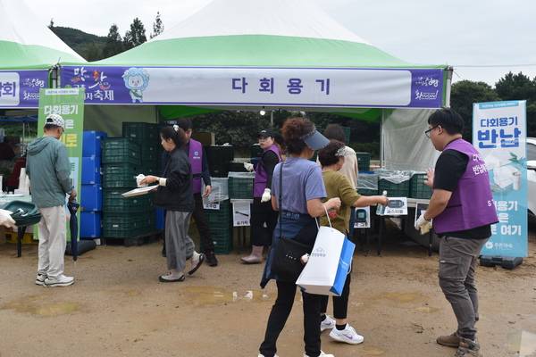 청양군은 지난달 19일부터 21일까지 열린 청양 고추·구기자축제에서 청양지역자활센터 '푸른약속'이 다회용기 운영 부스를 맡아 1회용품 없는 친환경 축제 실현에 앞장섰다고 밝혔다.