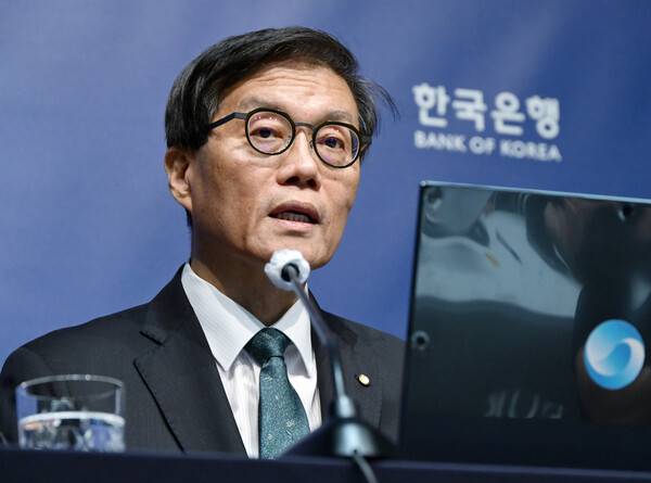 이창용 한국은행 총재가 28일 서울 중구 한국은행에서 열린 금융통화위원회를 마친 후 기자간담회를 하고 있다. 연합뉴스