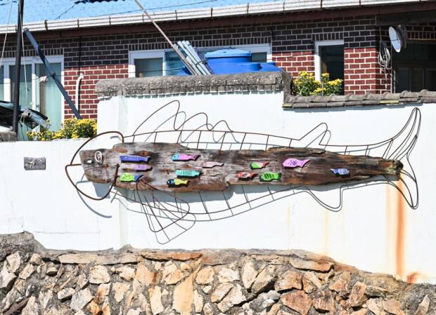 ‘예술의 섬’ 연홍도에는 폐어구를 이용해 만든 예술 작품들이 곳곳에 전시돼 있다. /최현배 기자