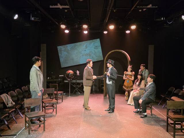 뮤지컬 '80일간의 세계일주'가 부산 광안리 소극장 어댑터씨어터 2관에서 17~26일 금, 토, 일요일 선보인다. 어댑터씨어터 제공