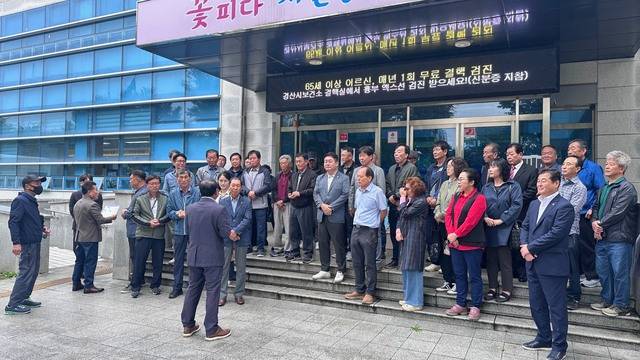 진량읍 이장협의회 송원균 회장이 경산~울산 간 고속도로 건설 촉구 결의대회 결의문을 낭독하고 있다. 남동해 기자