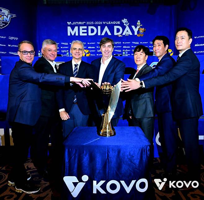 남자부 7개 구단 감독이 트로피를 둘러싸고 기념 사진을 찍는다