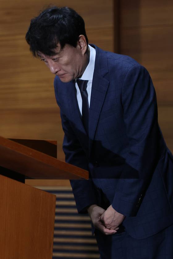 사과하는 안형준 MBC 사장   (서울=연합뉴스) 류효림 기자 = 안형준 MBC 사장이 15일 서울 마포구 상암동 MBC 사옥에서 진행된 기자회견에서 직장 내 괴롭힘을 호소하며 숨진 MBC 기상캐스터 오요안나 씨 어머니 장연미씨와 합의문에 서명한 뒤 재발방지를 약속하며 고개 숙여 인사하고 있다. 2025.10.15   ryousanta@yna.co.kr (끝)  〈저작권자(c) 연합뉴스, 무단 전재-재배포, AI 학습 및 활용 금지〉