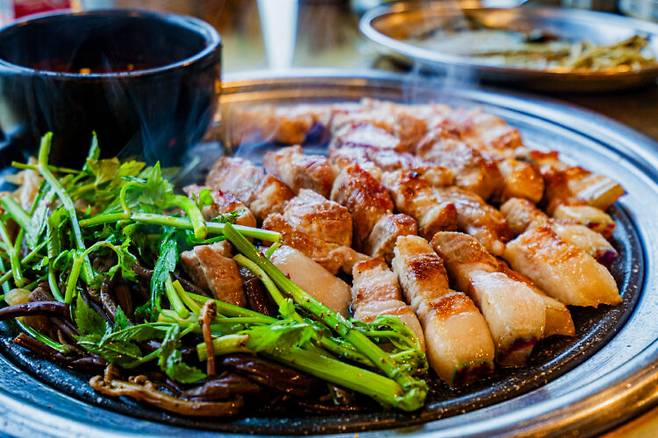 미나리에는 파이토스테롤 성분이 100g당 10~15mg 들어 있어 혈중 콜레스테롤 수치를 낮추는 데 도움을 준다. 사진=클립아트코리아