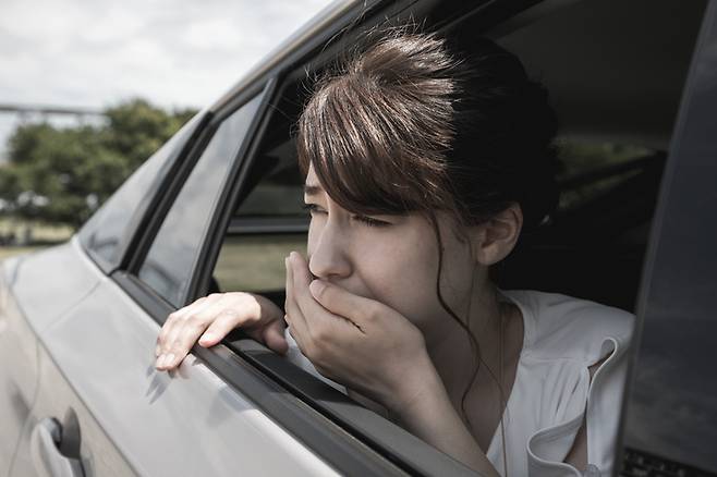 자동차를 타고 가다 멀미를 일으키는 여성. 종전 연구 결과를 보면 선박 여행자의 60~70%, 자동차 여행자의 40~50%, 비행기 여행자의 10~20%, 고속철도(KTX·SRT) 여행자의 5% 미만이 멀미를 일으키는 것으로 추정된다. 사진=게티이미지뱅크