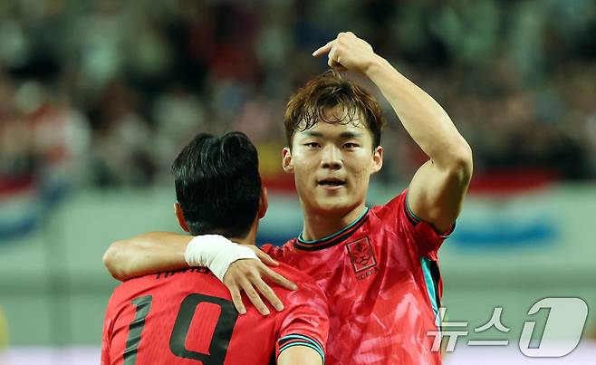 한국 남자 선수 A매치 최다 출전한 손흥민이 14일 오후 서울 마포구 서울월드컵경기장에서 열린 하나은행 초청 축구국가대표팀 친선경기 대한민국과 파라과이의 경기 후반전에서 두번째 골을 넣은 오현규가 세리머니를 하고 있다. 2025.10.14/뉴스1 ⓒ News1 김명섭 기자