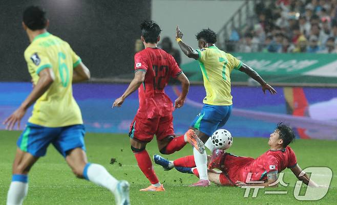 브라질전에서 슬라이딩 태클을 하는 김민재(오른쪽). 2025.10.10/뉴스1 ⓒ News1 장수영 기자