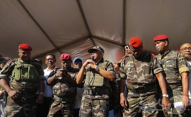 안드리 라조엘리나 마다가스카르 대통령이 14일(현지시간) 탄핵된 후 마다가스카르 군이 권력을 장악했다. 2025.10.14. ⓒ 로이터=뉴스1