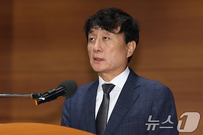 안형준 MBC 사장이 15일 오전 서울시 마포구 상암동 MBC 상암사옥 골든마우스홀에서 열린 MBC-고 오요안나 유족 기자회견에서 사과의 뜻을 전하고 있다. ⓒ News1 박정호 기자