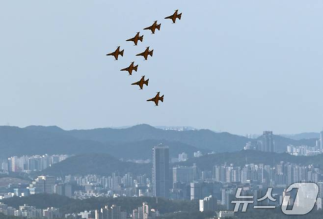공군 특수비행팀 블랙이글스 편대가 15일 경기 성남시 서울공항 일대에서 국제 항공우주 및 방위산업 전시회(ADEX)를 앞두고 에어쇼 사전연습 비행을 하고 있다. 2025.10.15/뉴스1 ⓒ News1 구윤성 기자
