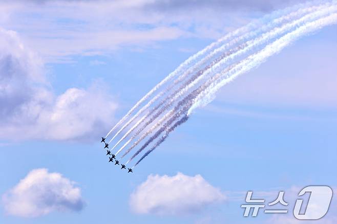 공군 특수비행팀 블랙이글스 편대가 15일 경기 성남시 서울공항 일대에서 국제 항공우주 및 방위산업 전시회(ADEX)를 앞두고 에어쇼 사전연습 비행을 하고 있다. 2025.10.15/뉴스1 ⓒ News1 구윤성 기자