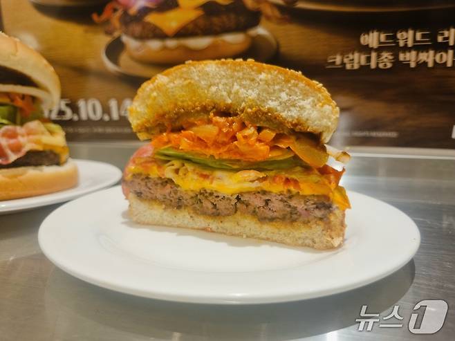 맘스터치가 15일 서울 맘스터치LAB DDP점에서 에드워드 리 셰프와 협업한 2차 컬렉션 신제품 '에드워드 리 K 비프버거'를 선보이고 있다. 2025.10.15/ 뉴스1  박혜연 기자 ⓒ News1
