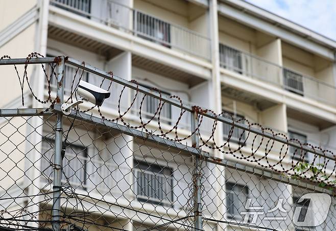 최근 캄보디아에서 한국인 대상 취업사기 및 감금 사건 등 각종 범죄에 연루되는 사례가 잇따르고 있다. 사진은 15일(현지시간) 캄보디아 프놈펜 주요 범죄 단지로 알려진 원구 단지. 이곳은 피싱 범죄 조직이 자리 잡고 한국인을 대상으로 한 감금, 강제 노동 등이 이뤄졌던 곳으로 현재는 캄보디아 당국의 단속으로 공실 상태이다. 2025.10.15/뉴스1 ⓒ News1 김도우 기자