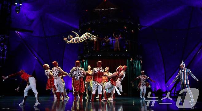 15일 오후 서울 송파구 잠실종합운동장 내 빅탑에서 열린 태양의서커스 '쿠자(KOOZA)' 프레스컨퍼런스에서 배우들이 화려한 서커스 공연을 선보이고 있다. 2025.10.15/뉴스1 ⓒ News1 구윤성 기자