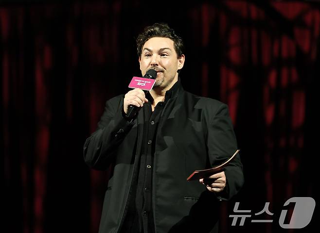 제이미슨 린덴버그 예술감독이 15일 오후 서울 송파구 잠실종합운동장 내 빅탑에서 열린 태양의서커스 '쿠자(KOOZA)' 프레스컨퍼런스에서 공연을 소개하고 있다. 2025.10.15/뉴스1 ⓒ News1 구윤성 기자