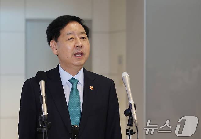 구윤철 경제부총리 겸 기획재정부 장관이 15일 오전 인천국제공항 제2터미널에서 출국전 취재진에게 인사말을 하고 있다. 구 부총리는 15일부터 18일까지 주요 20개국이 참여하는 G20 재무장관회의 및 IMF/WB 연차총회 참석한다. 회의와 별도로 방미 기간 중 스콧 베센트 미국 재무부 장관과 회담이 성사될지 주목된다. 2025.10.15/뉴스1 ⓒ News1 이호윤 기자