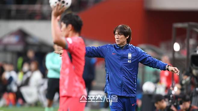 홍명보 감독이 14일 서울월드컵경기장에서 열린 남자 축구 국가대표 평가전 파라과이와 경기에서 작전지시를 하고 있다. 최승섭기자 thunder@sportsseoul.com
