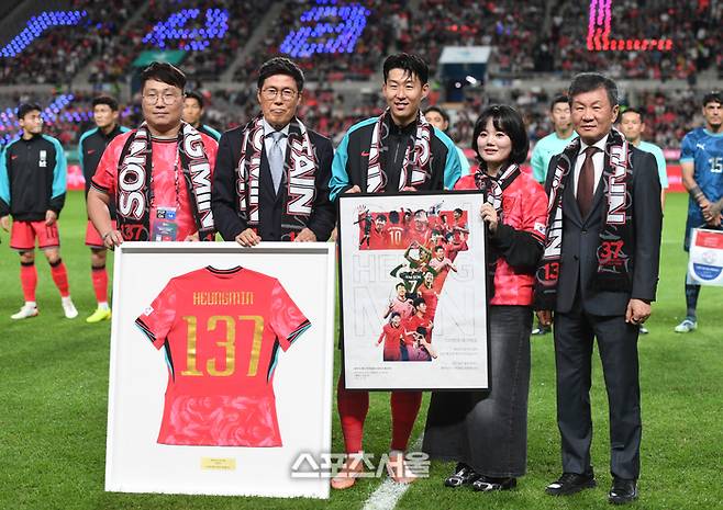 손흥민이 14일 서울월드컵경기장에서 열린 남자 축구 국가대표 평가전 파라과이와 경기 전 137경기 A 최다 출전 기념식에서 기념촬영을 하고 있다.  2025. 10. 14. 최승섭기자 thunder@sportsseoul.com
