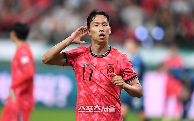 엄지성이 14일 서울월드컵경기장에서 열린 남자 축구 국가대표 평가전 파라과이와 경기에서 골을 넣은 후 환호하고 있다.  2025. 10. 14. 최승섭기자 thunder@sportsseoul.com