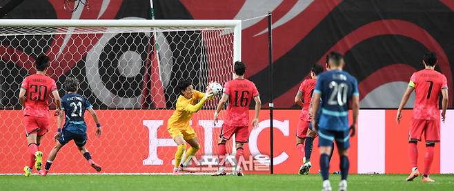 김승규가 14일 서울월드컵경기장에서 열린 남자 축구 국가대표 평가전 파라과이와 경기에서 상대 슛을 막아내고 있다.  2025. 10. 14. 최승섭기자 thunder@sportsseoul.com