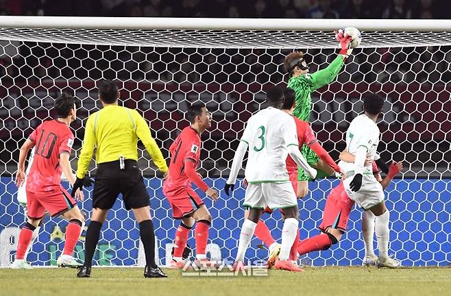 대한민국 축구대표팀 골키퍼 조현우(오른쪽 둘째)가 20일 고양종합운동장에서 열린 2026 북중미 월드컵 아시아지역 최종 예선 오만과의 경기 상대 코너킥을 잡아내고 있다. 2025. 3. 20.  고양 | 박진업 기자 upandup@sportsseoul.com