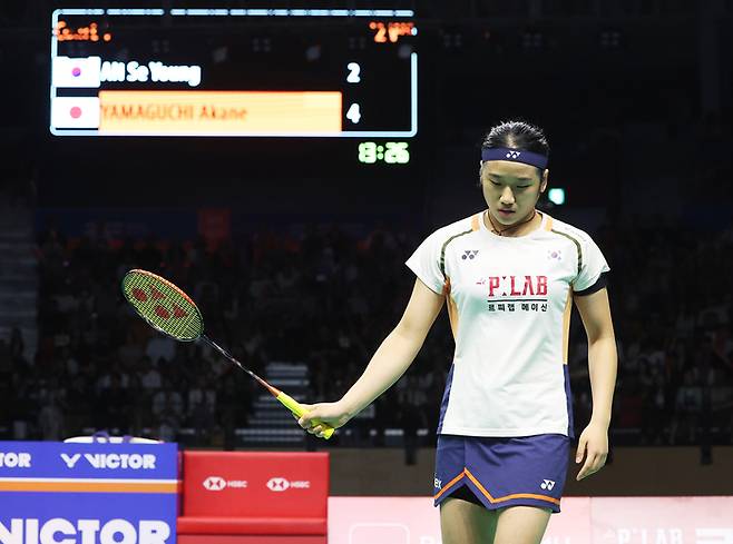 안세영이 28일 경기도 수원체육관에서 열린 세계배드민턴연맹(BWF) 월드투어 슈퍼 500 코리아오픈 여자단식 결승에서 일본 야마구치 아카네에 실점한 후 아쉬워하고 있다. 사진 | 연합뉴스