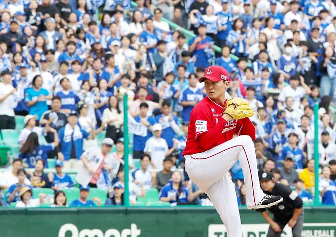 SSG 김건우가 11일 인천SSG랜더스필드에서 열린 2025 KBO리그 포스트시즌 삼성과 준플레이오프 2차전에 선발 등판해 역투하고 있다. 사진 | SSG 랜더스