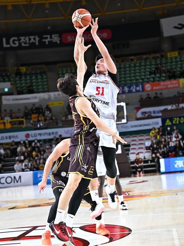 슛을 쏘는 안양 정관장 한승희. /사진=KBL