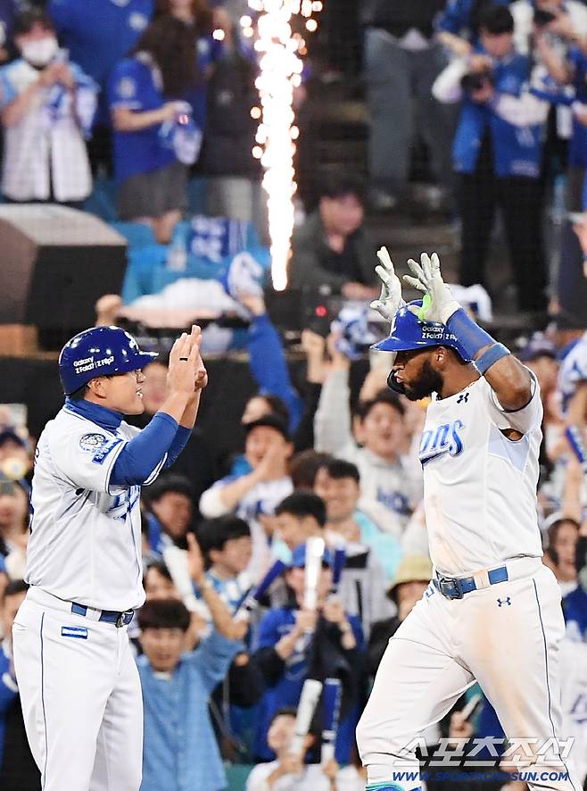 14일 대구 라이온즈파크에서 열린 SSG와 삼성의 준PO 4차전. 8회말 2사 1루 디아즈가 투런포를 친 후 환호하고 있다. 대구=정재근 기자 cjg@sportschosun.com/2025.10.14/