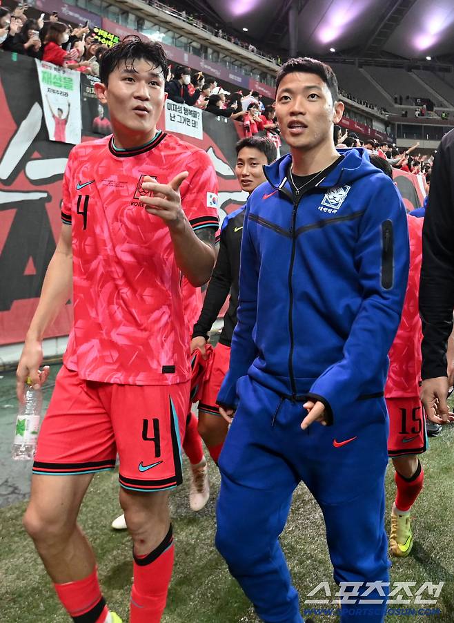 14일 서울월드컵경기장에서 열린 대한민국 축구대표팀과 파라과이의 평가전. 대한민국이 2대0으로 승리했다. 팬들에게 인사를 하는 김민재와 황희찬의 모슴. 상암=허상욱 기자wook@sportschosun.com/2025.10.14/