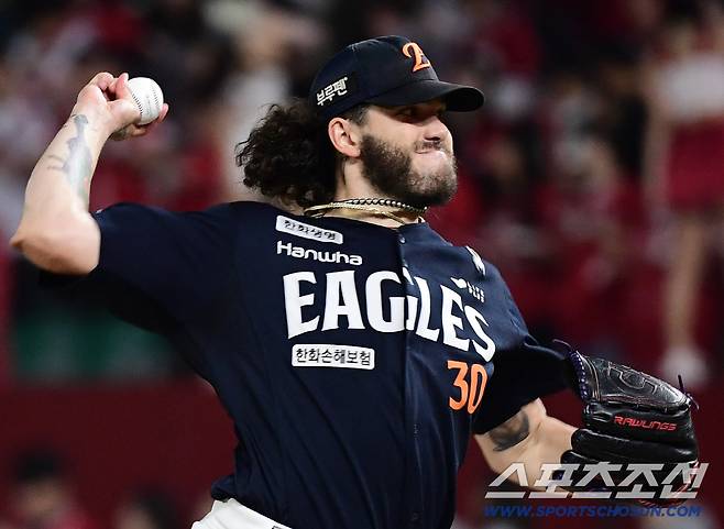 1일 인천 SSG랜더스필드에서 열린 KBO리그 SSG와 한화의 경기. 선발 투구하고 있는 한화 폰세. 인천=송정헌 기자songs@sportschosun.com/2025.10.01/