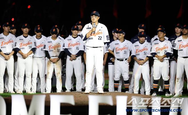 30일 대전한화생명볼파크에서 열린 롯데와 한화의 경기, 한화가 연장 10회말 터진 리베라토의 끝내기 안타로 1대0의 승리를 거뒀다. 경기가 끝난 후 캡틴 채은성과 선수단이 팬들에게 감사인사를 하고 있다. 대전=허상욱 기자wook@sportschosun.com/2025.09.30/