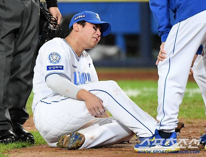 13일 대구 라이온즈파크에서 열린 SSG와 삼성의 준PO 3차전. 8회초 3루수 김영웅이 수비 도중 허리 부상을 당해 고통스러워하고 있다. 대구=정재근 기자 cjg@sportschosun.com/2025.10.13/