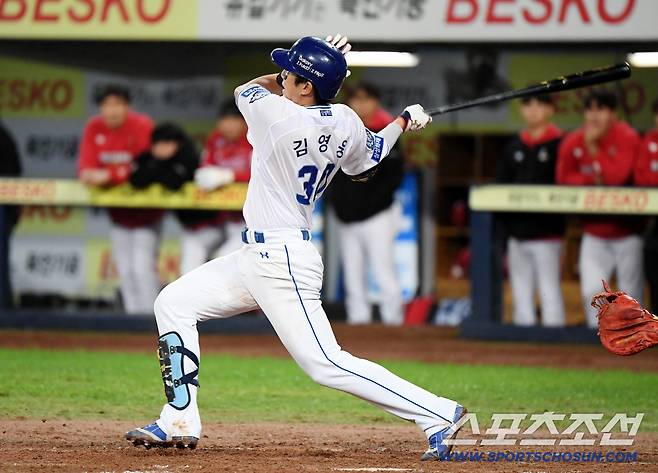 13일 대구 라이온즈파크에서 열린 SSG와 삼성의 준PO 3차전. 5회말 2사 1, 2루 김영웅이 1타점 2루타를 치고 있다. 대구=정재근 기자 cjg@sportschosun.com/2025.10.13/