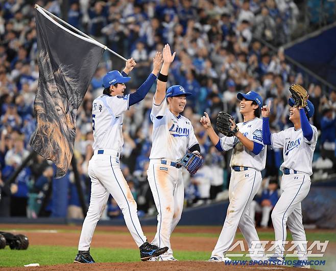 14일 대구 라이온즈파크에서 열린 SSG와 삼성의 준PO 4차전. 삼성이 5대2로 승리하며 시리즈 전적 3승 1패로 플레이오프에 진출했다. 구자욱, 전병우, 이재현, 양도근 등 선수들이 환호하고 있다. 대구=정재근 기자 cjg@sportschosun.com/2025.10.14/