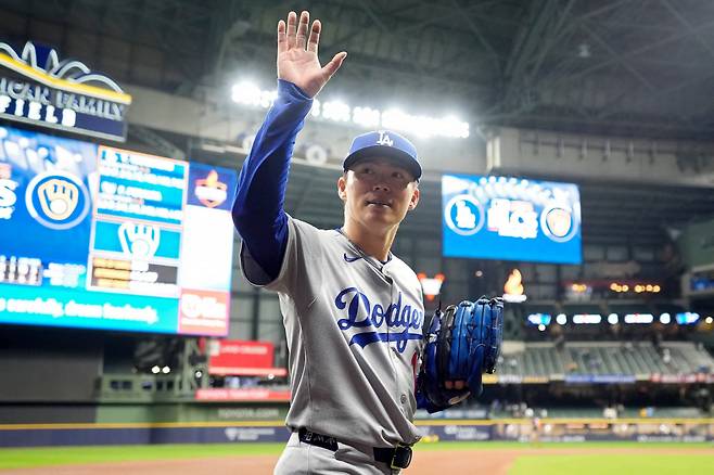 야마모토 요시노부가 15일(한국시각) 아메리칸 패밀리필드에서 열린 NLCS 2차전서 밀워키에 완투승을 거둔 뒤 팬들을 향해 손을 들어 답례하고 있다. AFP연합뉴스