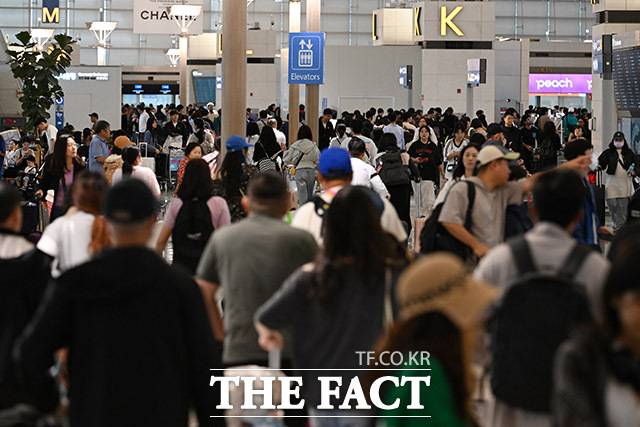 업계는 4분기를 실적 반등의 분기점으로 보고 있다. 10월 추석 연휴에 더해 지난달 29일부터 시행된 중국인 관광객 무비자 입국 제도가 여객 수요 회복을 이끌 것이란 기대가 나온다. /인천국제공항=남용희 기자