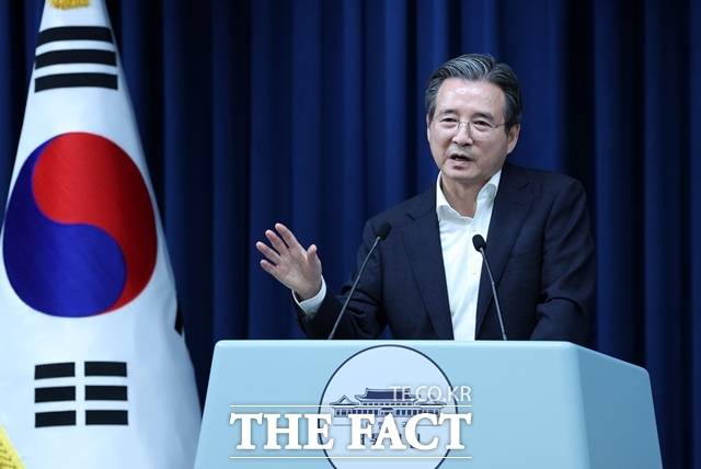 김용범 대통령실 정책실장은 15일 "(부동산) 보유세가 낮은 건 사실"이라며 "취득·보유·양도 세제 전반을 진지하게 검토해야 한다"는 의견을 밝혔다. 김 실장이 7월 31일 오전 용산 대통령실에서 관세협상 타결 관련 브리핑을 하고 있다. /뉴시스