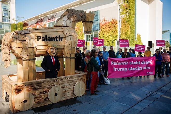 독일 베를린에서 시위대들이 팔란티어와 트럼프를 비판하고 있다. /EPA 연합뉴스