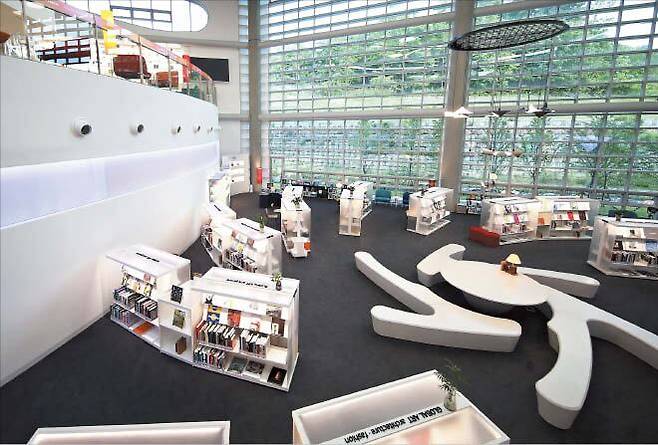 의정부미술도서관박영애 팀장이 건립과 기획을 주도한 의정부미술도서관의 내부.