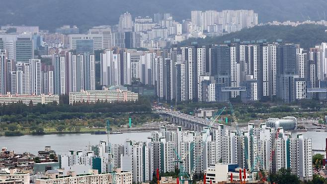 13일 서울 남산에서 바라본 아파트 단지 모습./뉴스1