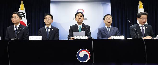 구윤철 부총리 겸 기획재정부 장관이 15일 서울 종로구 정부서울청사에서 주택시장 안정화 대책 관계부처 합동브리핑을 하고 있다. 왼쪽부터 임광현 국세정창, 윤창렬 국무조정실장, 구윤철 경제부총리, 김윤덕 국토교통부 장관, 이억원 금융위원장./연합뉴스