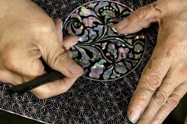 옻에 자개 붙이는 모습.