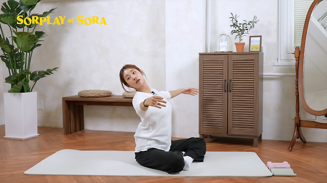 날개뼈를 자극하는 발레 스트레칭. 유튜브 소라의 솔플레이